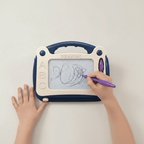 Tablette de Dessin Magnétique Portable bleue, dès 3 ans, main d'enfant dessinant avec 