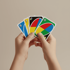 Cartes UNO Classique dans les mains d'un enfant