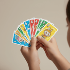 Cartes UNO Labubu dans les mains d'un enfant