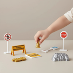 Main d'enfant avec accessoires de chantier